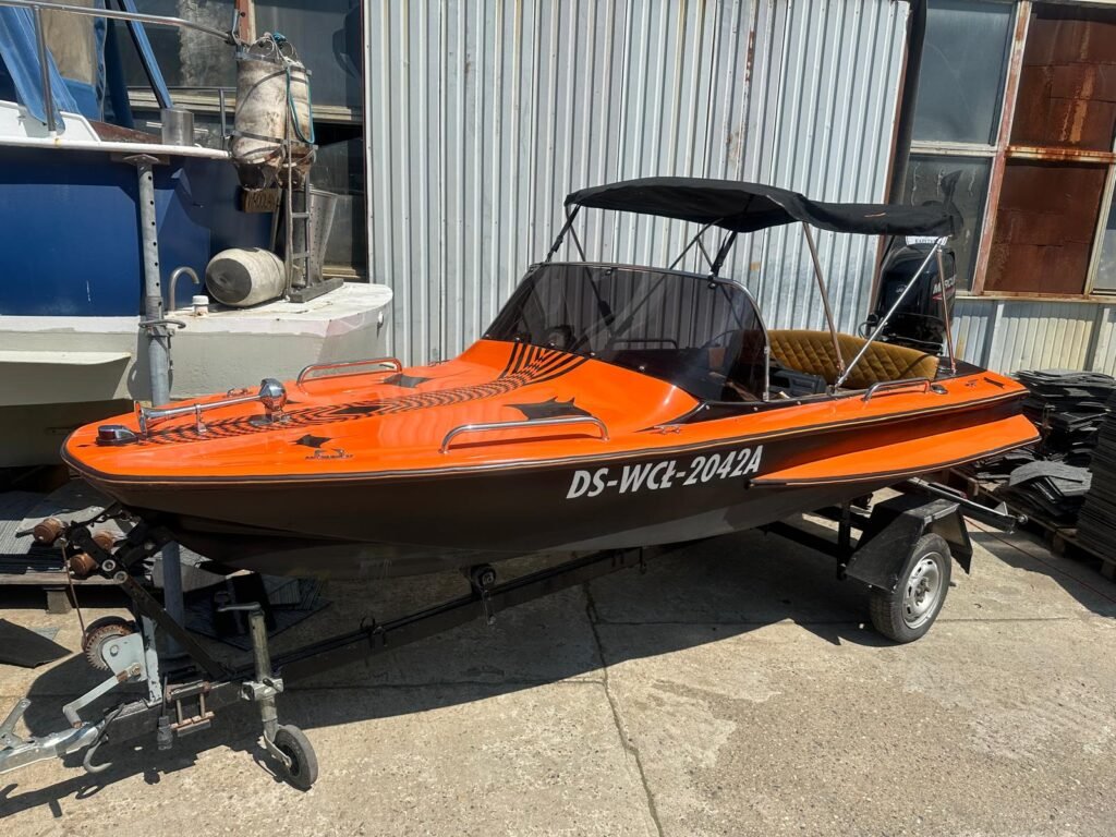 Motorówka z czarnym bimini