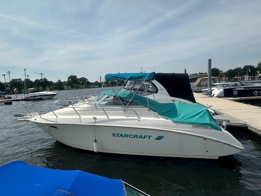 Turkusowe bimini na motorówce Starcraft