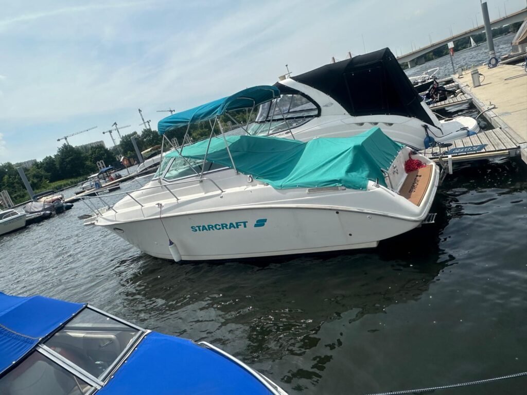 Motorówka Starcraft z turkusowym bimini
