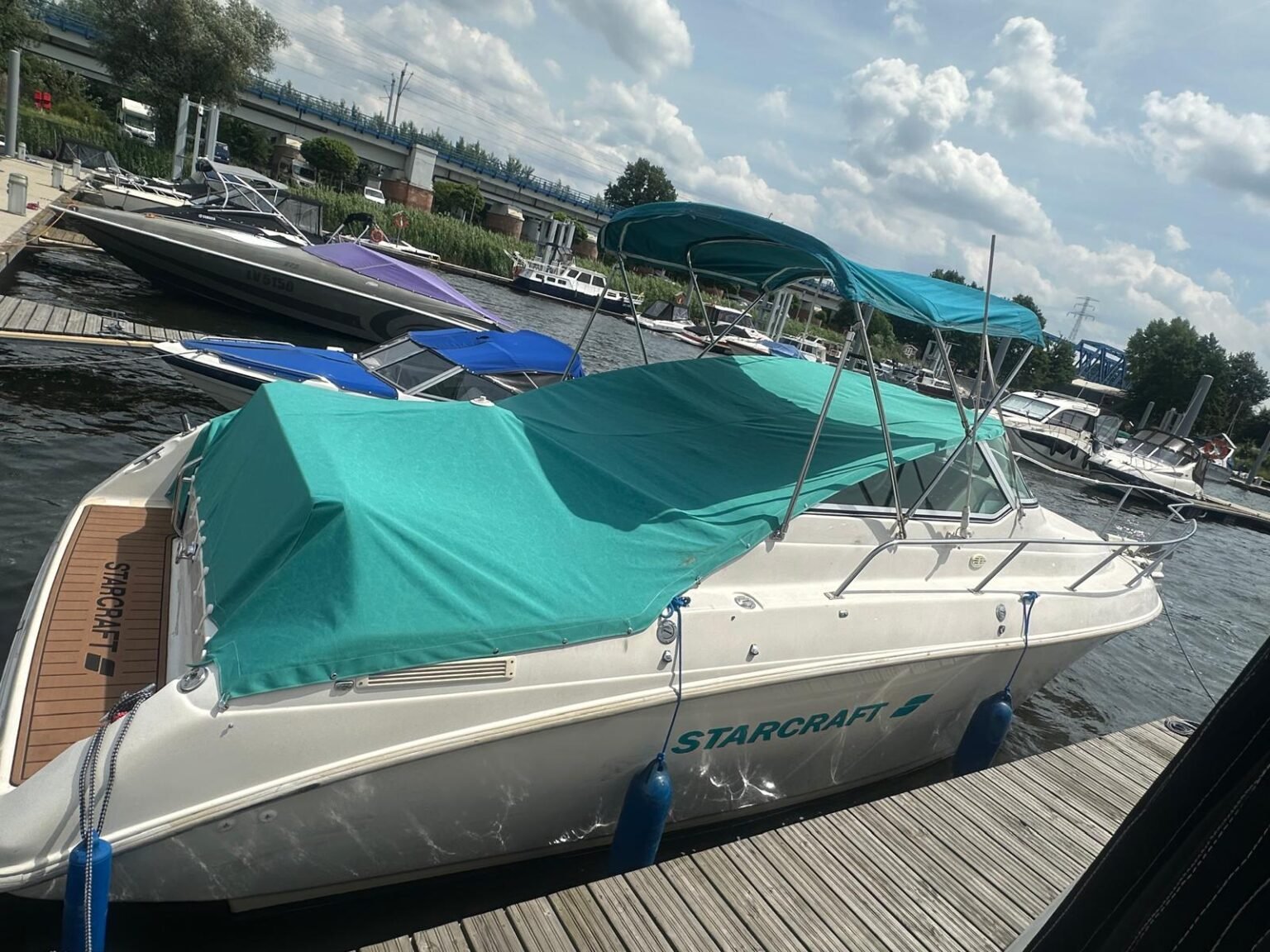 Motorówka Starcraft z turkusowym bimini i pokrowcem uszytymi przez J.K. Marine